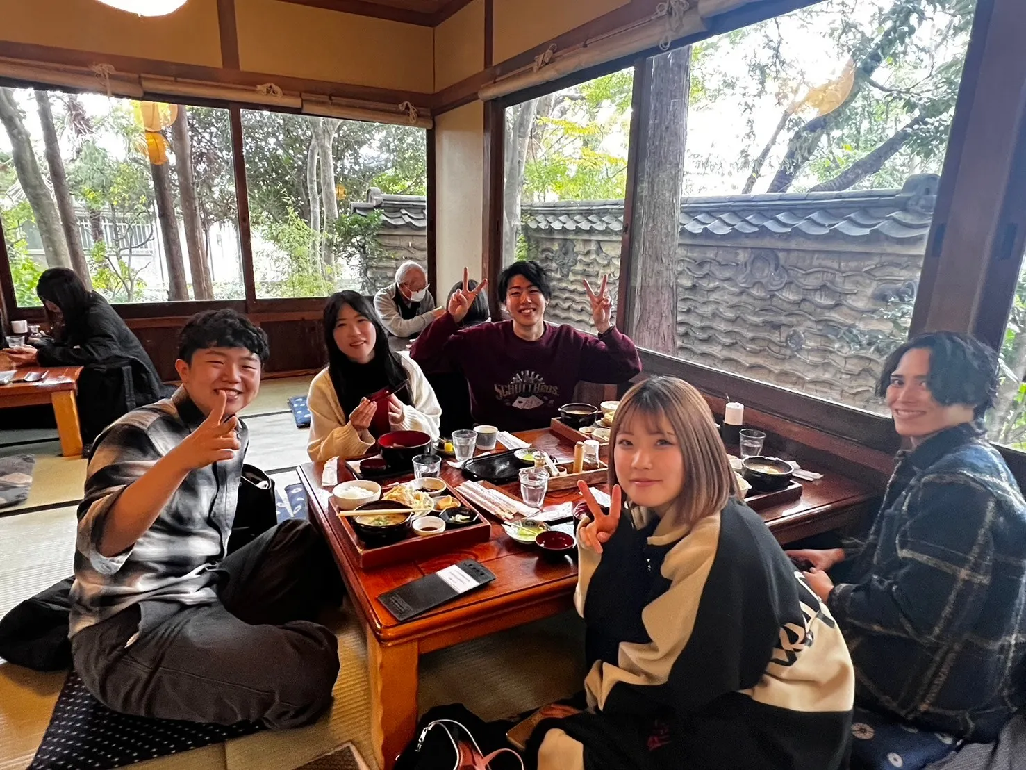 アジオスのメンバーと食事風景